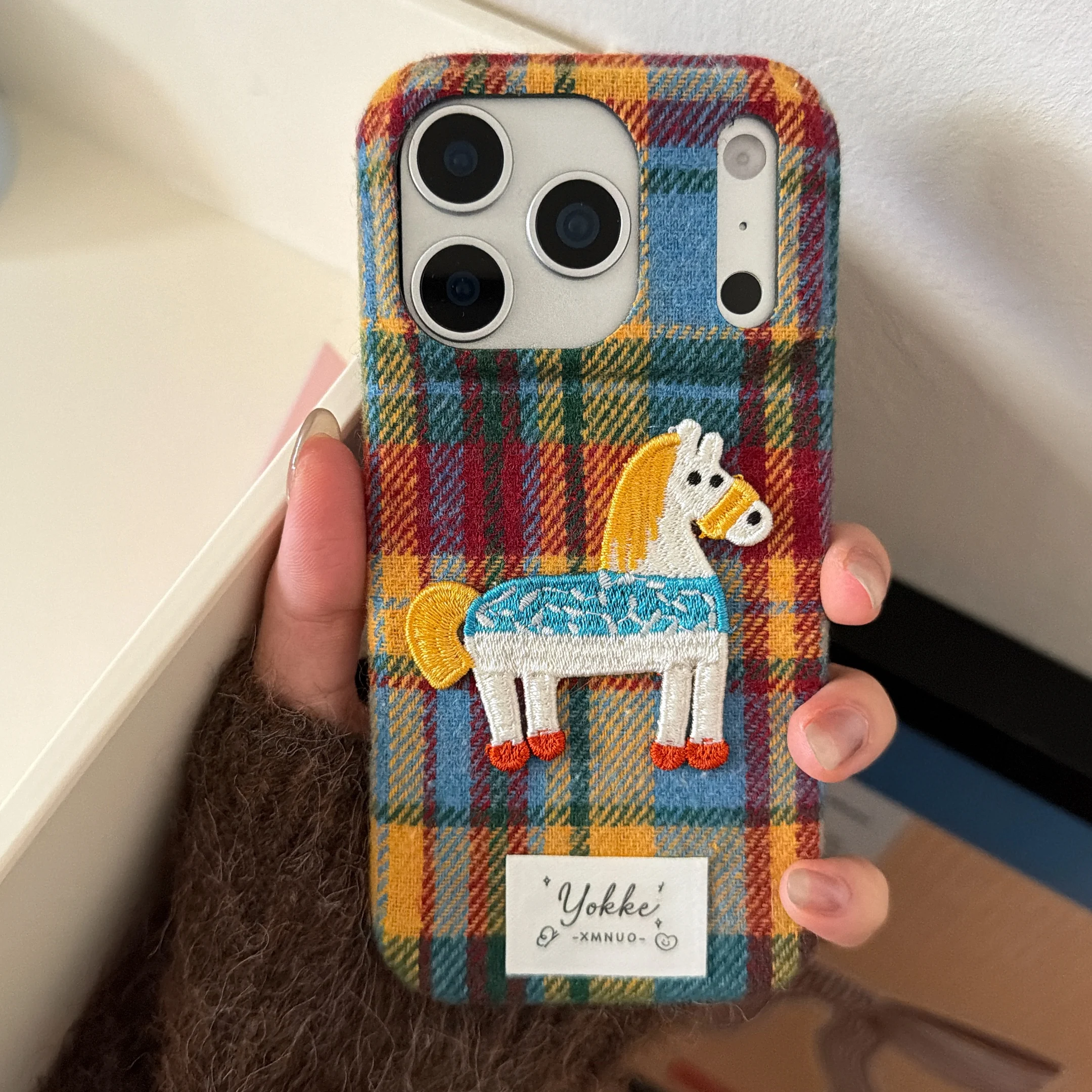 ثلاثي الألوان الربط التطريز منقوشة الكرتون المهر آيفون 17 برو ماكس 16 15 14 زائد لينة شتاء دافئ فروي غطاء