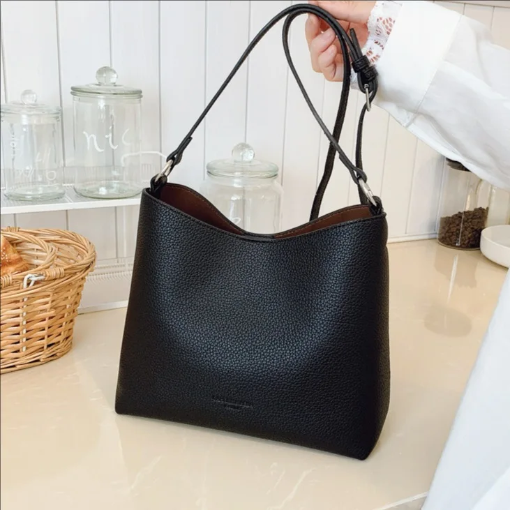 

2025 Новая большая вместительная сумка через плечо для женщин, модная дизайнерская роскошная сумка на плечо, простой элегантный стиль, высокое качество