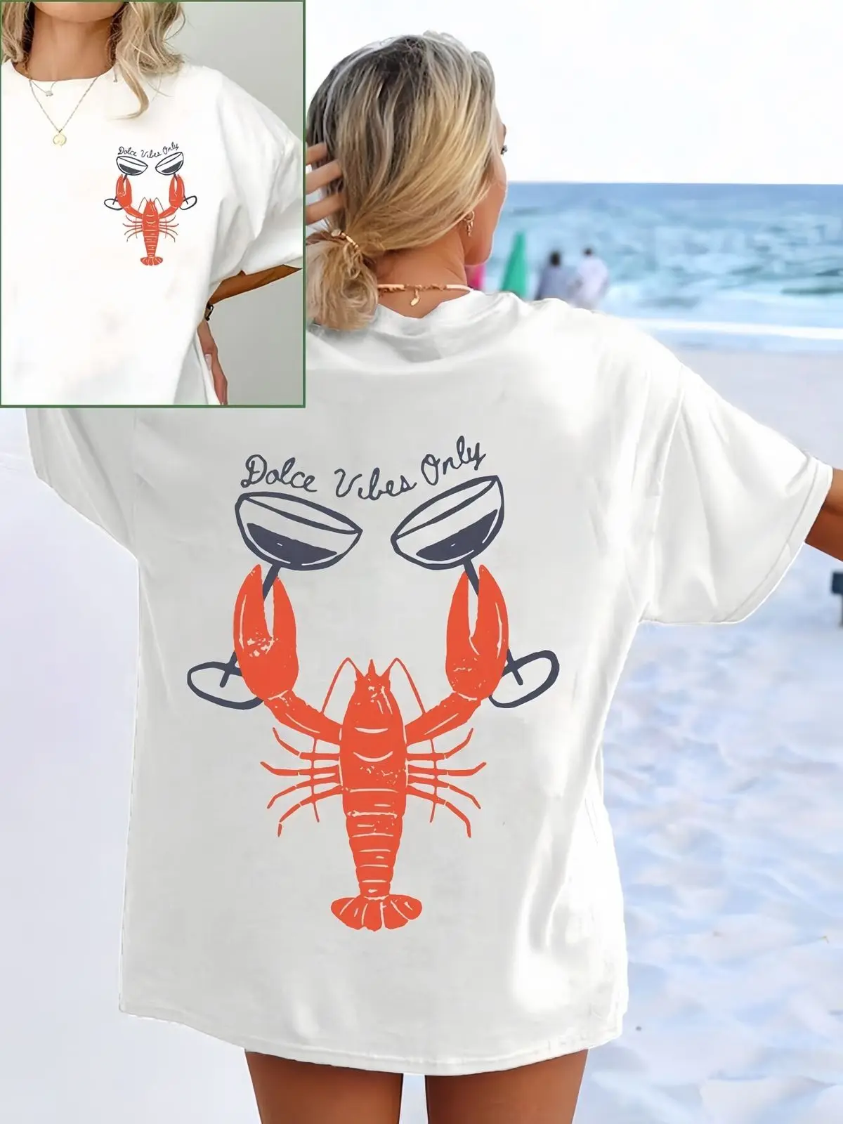 Talla grande Camiseta blanca de manga corta: gráfico playero de langosta y “Dolce Vibes Only”
