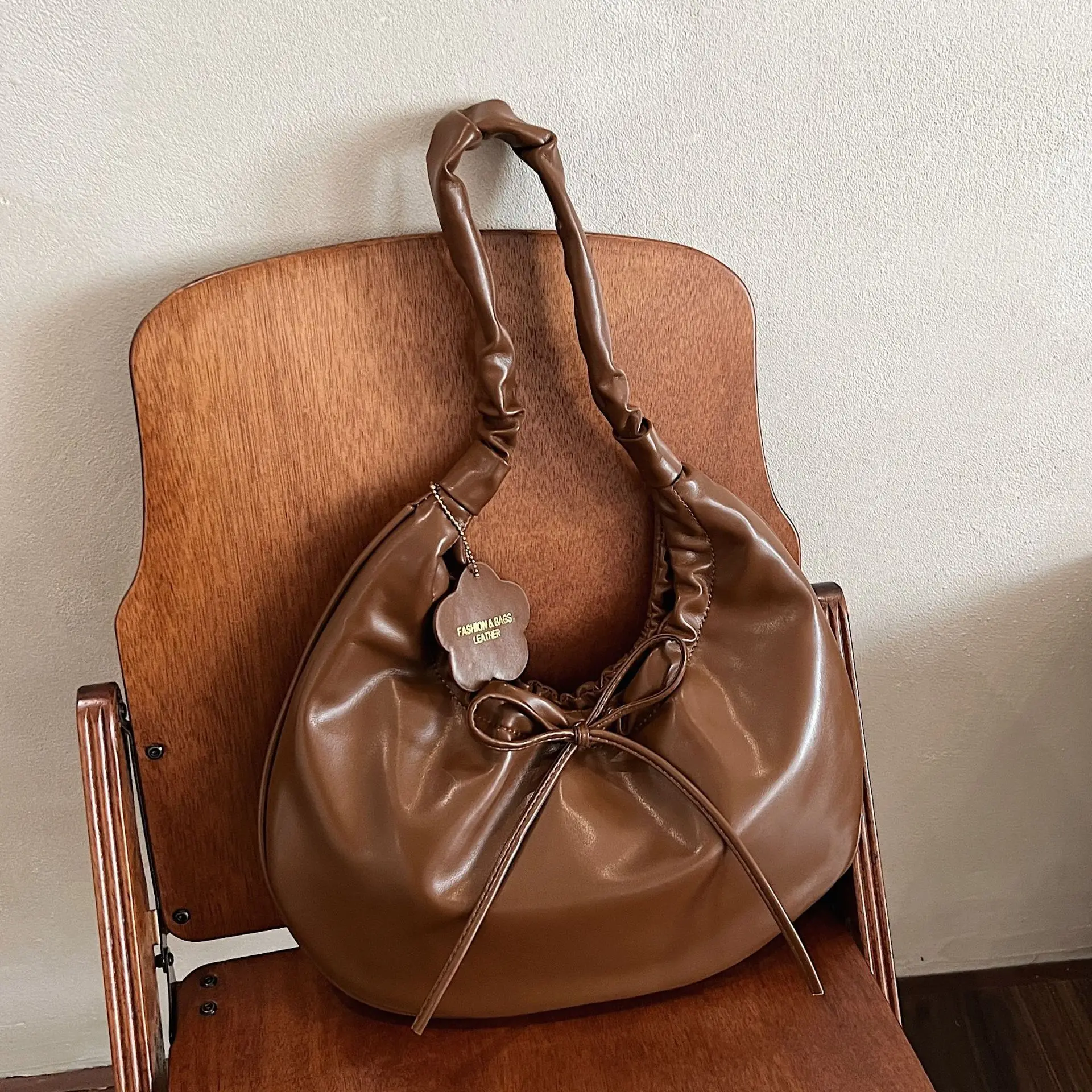 

2025 Cloud Crinkle Shoulder Bag Large Capacity Underarm Dumpling Purse Vintage Soft Drawstring Bow Bag Niche Crossbody Tote