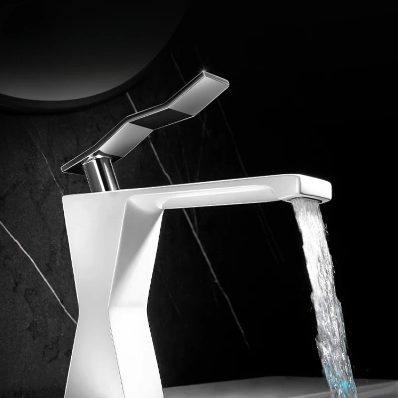 Cascata per uso domestico Rubinetto bianco Lavabo Lavabo caldo e freddo Mobiletto da bagno Bagno Rubinetto monoforo in rame pieno