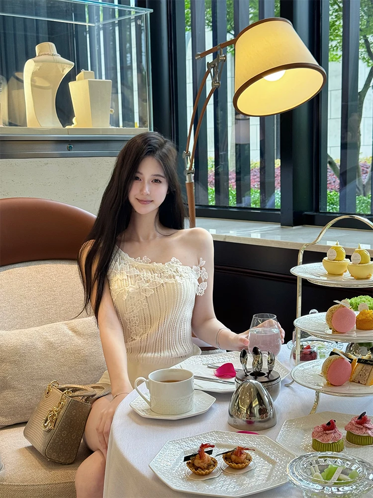 

Новый летний женский вязаный свитер с вышивкой ручной работы, облегающий, с открытыми плечами, на бретельках, мягкий, сексуальный, с цветочным узором в стиле белого чая