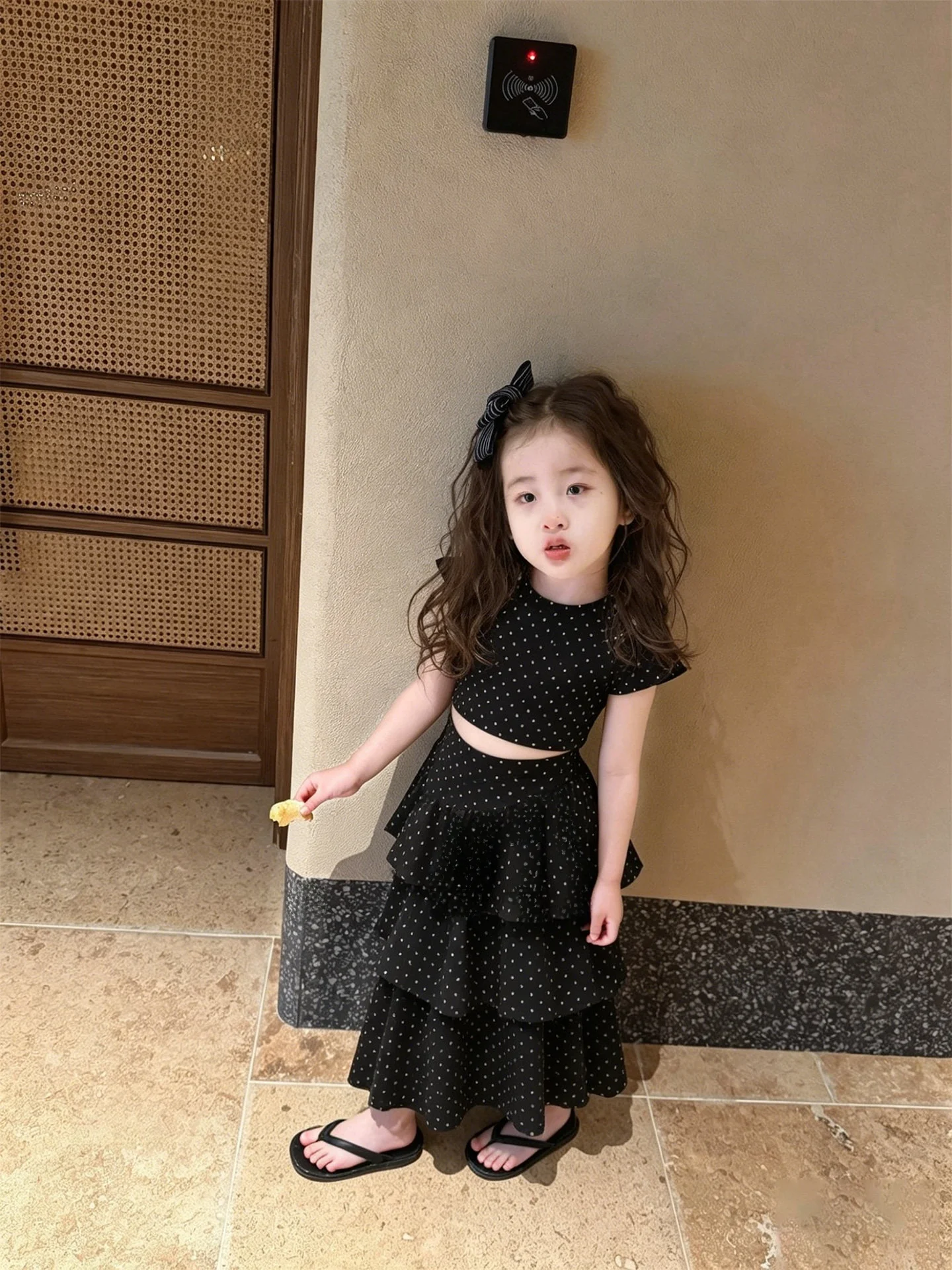 completo-estivo-per-ragazze-t-shirt-nera-a-pois-a-maniche-corte-e-gonna-a-balze-set-di-abbigliamento-per-bambini-stile-coreano-ensemble-a-pois