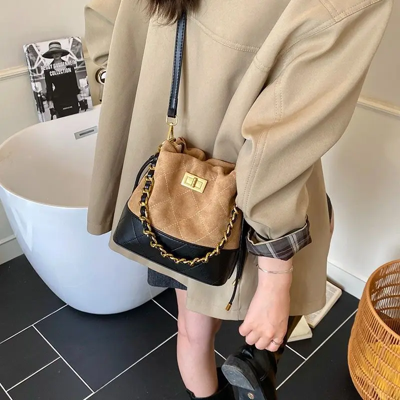

Autumn Chain Commuter Bag, Vintage Bucket Top Handle Purse, Women's Spacious Crossbody Day to Night Tote, Minimalist Leather Bag