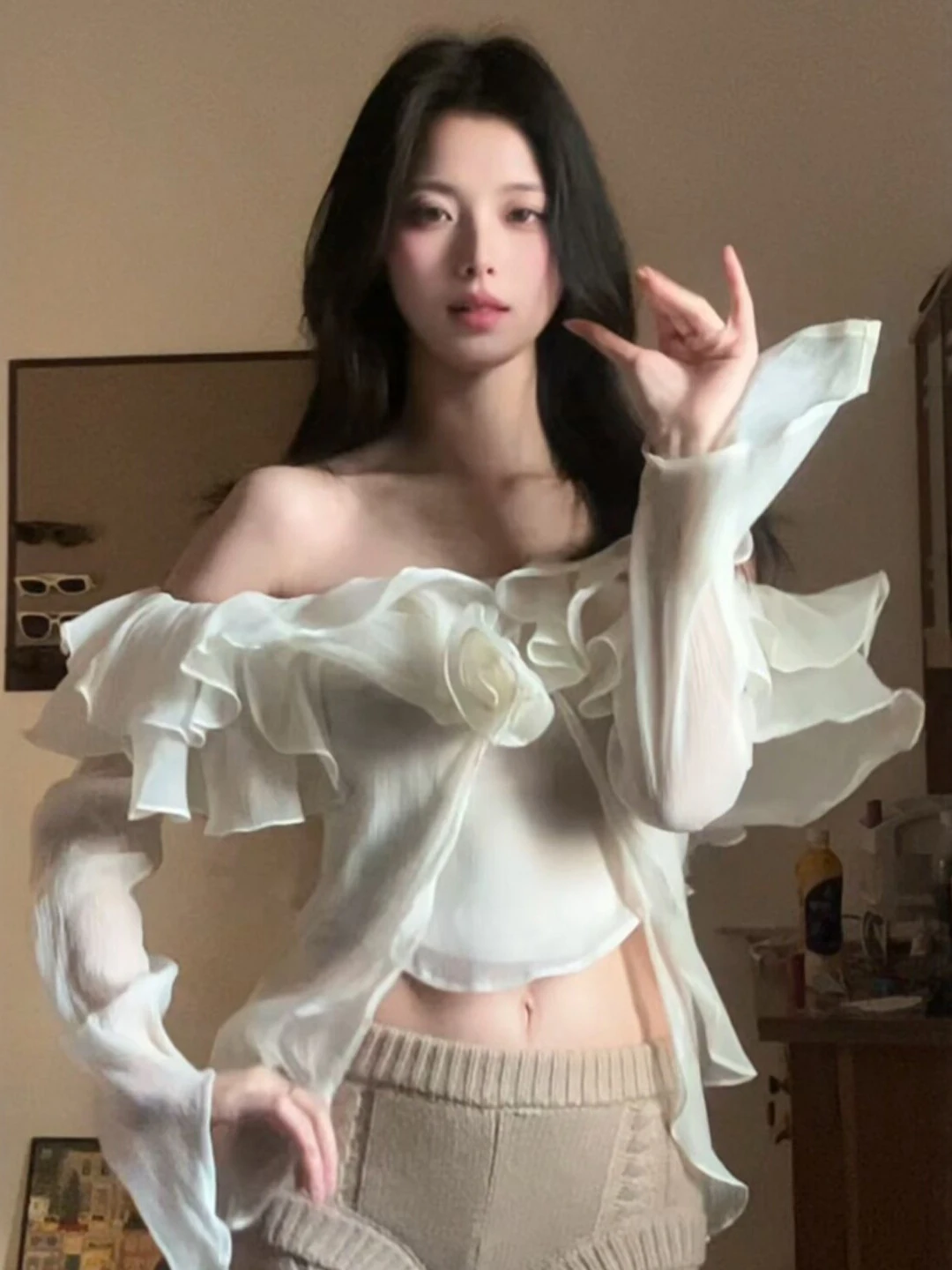 

Unique Short Shoulder French Style Shirt Beautiful Design Sensation Small Audience Elegant Top for Spring Season