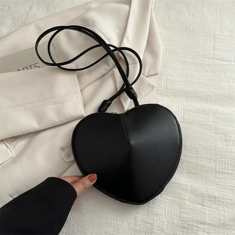 

New heart-shaped crossbody bag with unique design, fashionable and cute style. Heart-shaped crossbody bag, single shoulder bag
