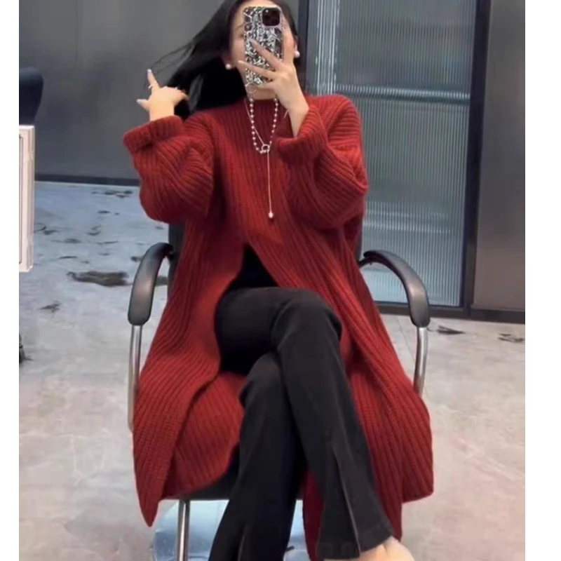 2026 Abito in maglia da donna stile coreano pigro Primavera Autunno Nuovo abito maglione di media lunghezza allentato sopra il ginocchio Spacco laterale O-Collo Semplice