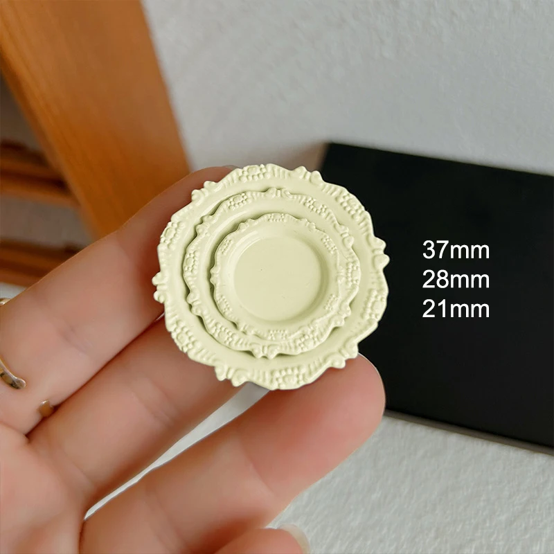 3Pcs Mädchen Spielzeug Miniatur Puppenhaus Gebäck Platte Mini Retro Carving Tablett Disc Spielen Küche Lebensmittel Für Puppe Zubehör