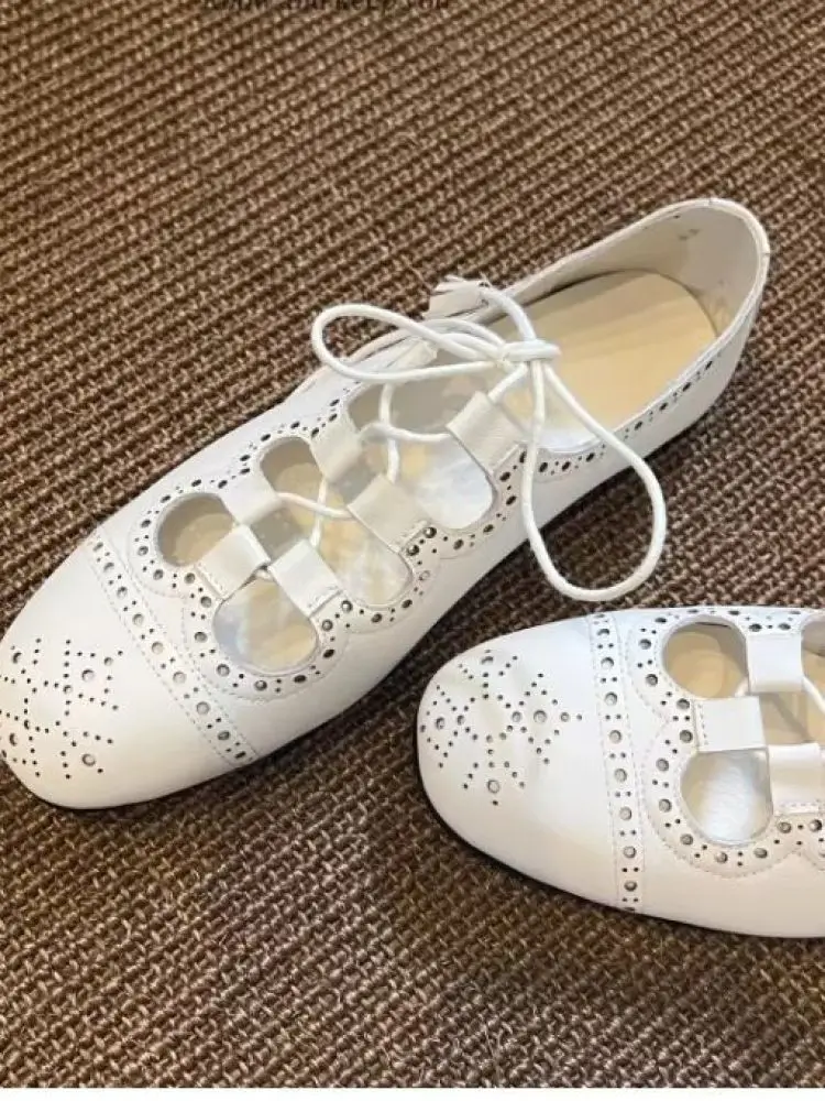 レトロなラウンドトゥフラットボトムソフトボトム非疲労性バレエフラット女性の春夏新作中空レーススリッポンシューズ