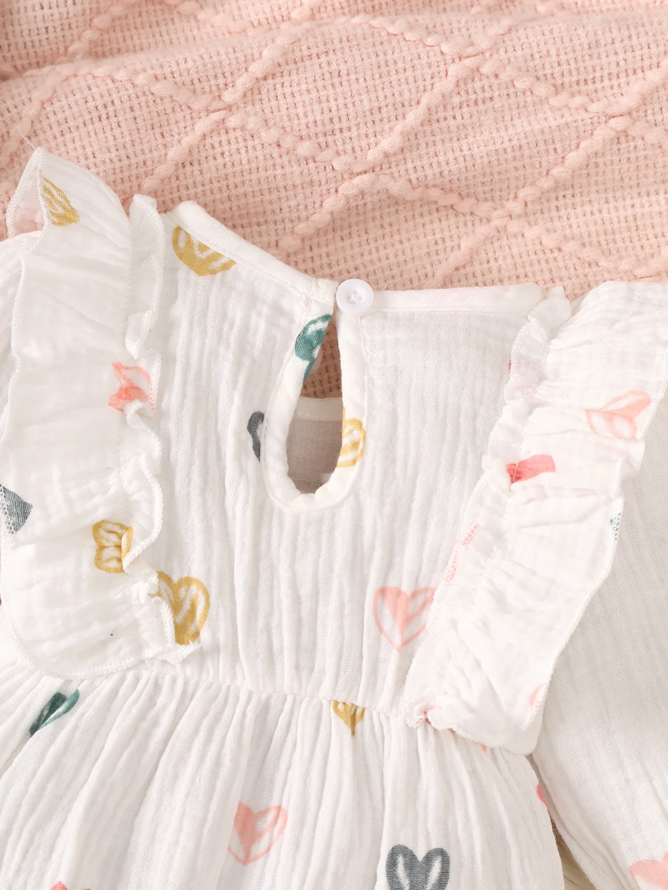 Frühlings- und Herbststil, süßer Baby-Mädchen-Overall mit langen Ärmeln, mit niedlichem Herz-Print-Muster, süßer Schleifendekoration auf der Brust, Outdoor-Strampler für Neugeborene, Baby-Mädchen-Overall. – Detail 7