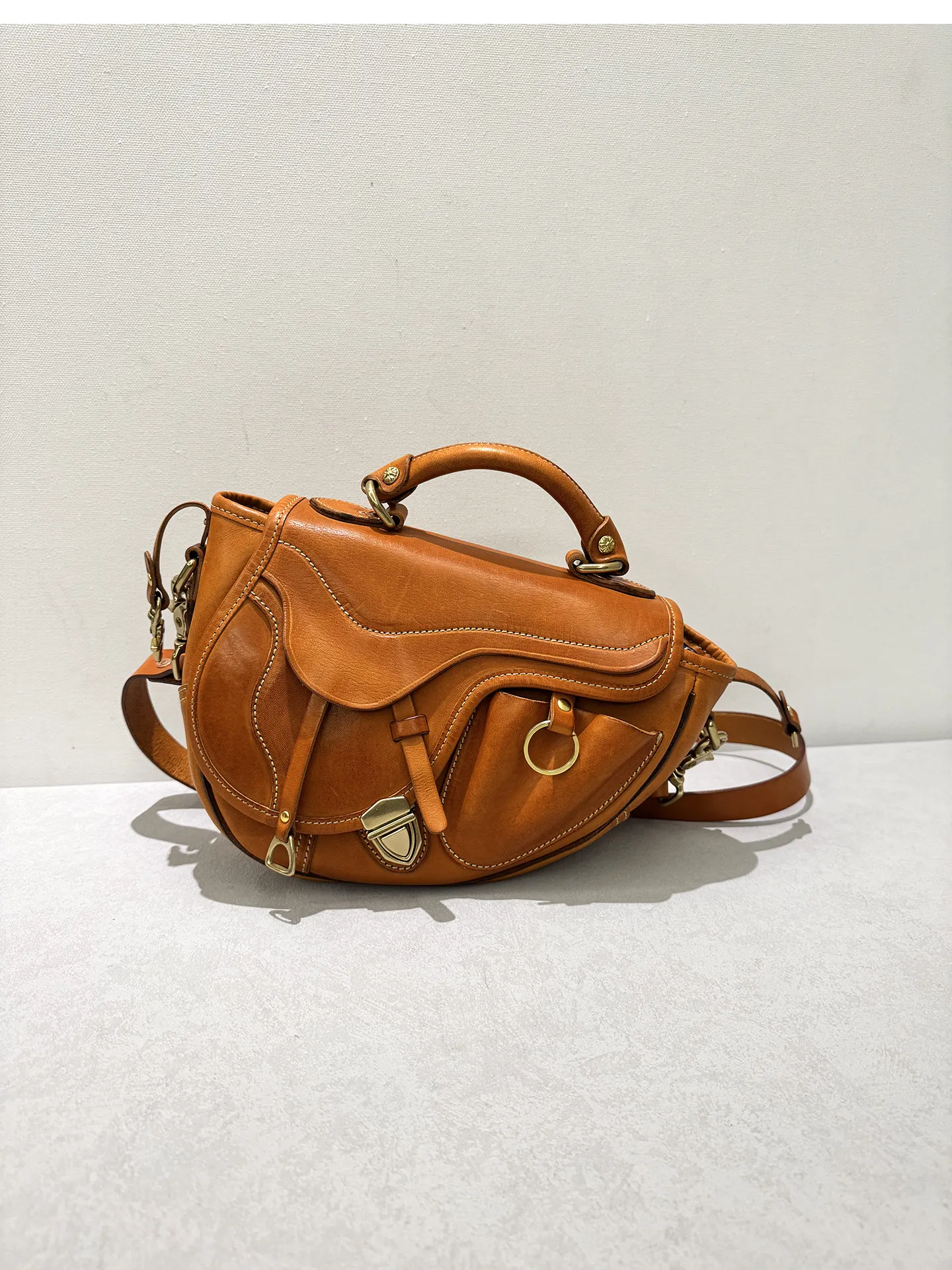 Handgefertigte, hochwertige Damen-Satteltasche aus erstklassigem Rindsleder für den täglichen Gebrauch, luxuriöse Schultertasche aus echtem Leder für Reisen. – Detail 7