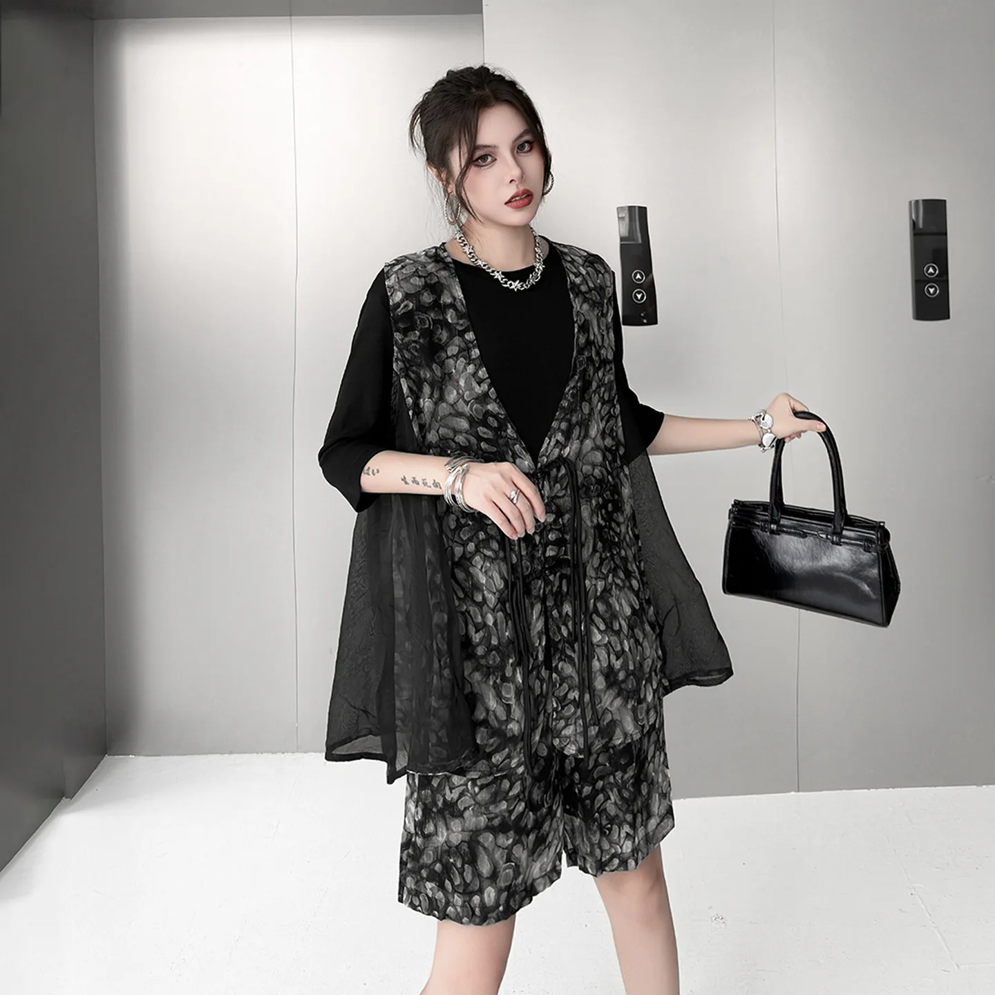 

Chinese-style Ink Wash Painting Elegant Short Set Women Summer V-neck Sleeveless Vest + Wide-leg Shorts Two-piece Set ​XY302