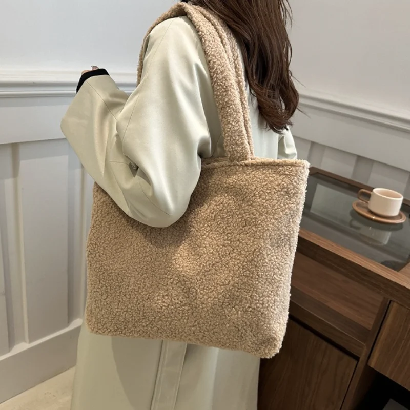 

Модная большая вместительная плюшевая зимняя женская сумка из ягненка, однотонная текстурированная простая элегантная теплая удобная сумка на плечо