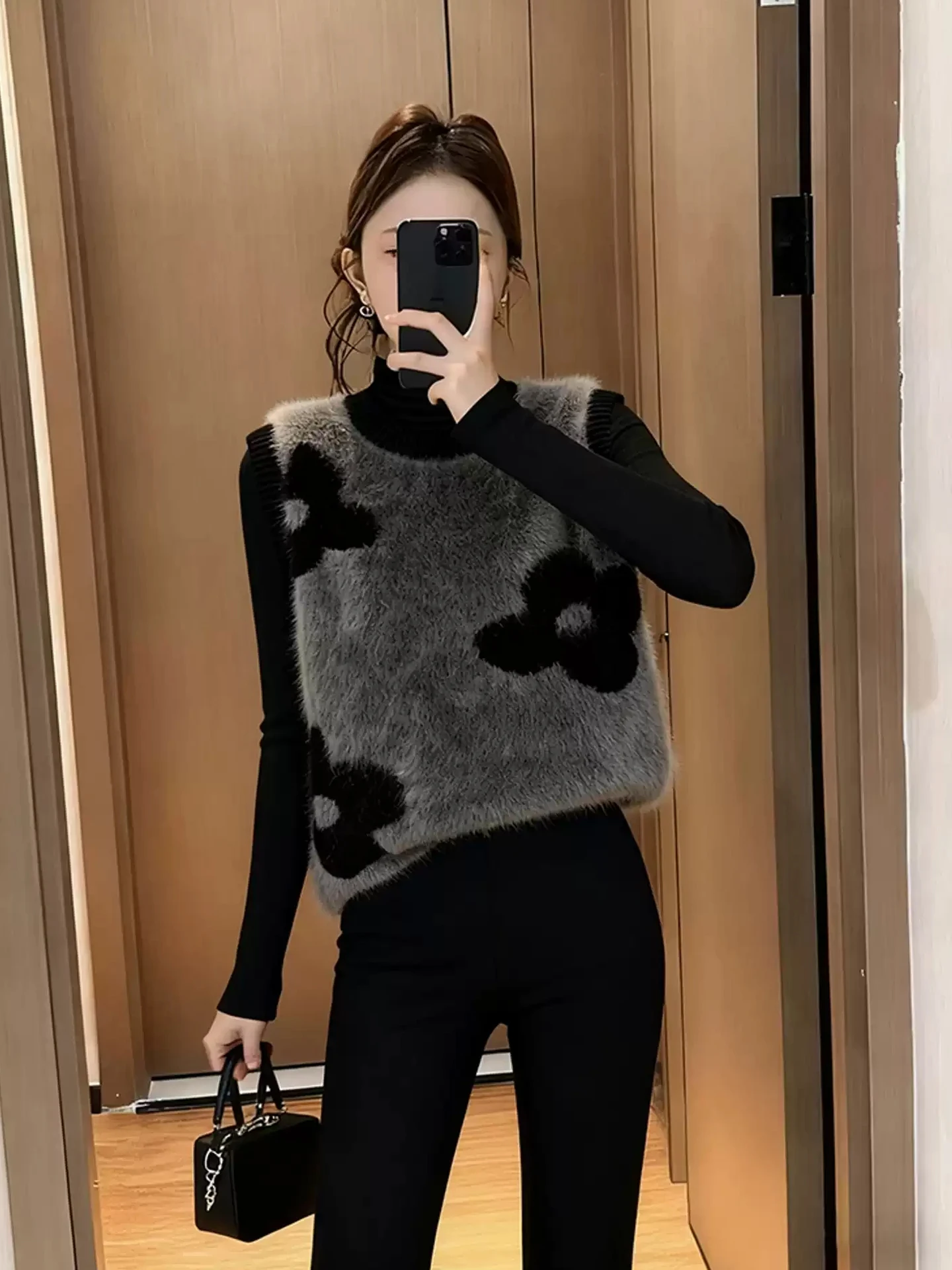 

Зимний универсальный вязаный жилет 2025 с вышивкой и цветовыми блоками для многослойных образов, женская модная верхняя одежда