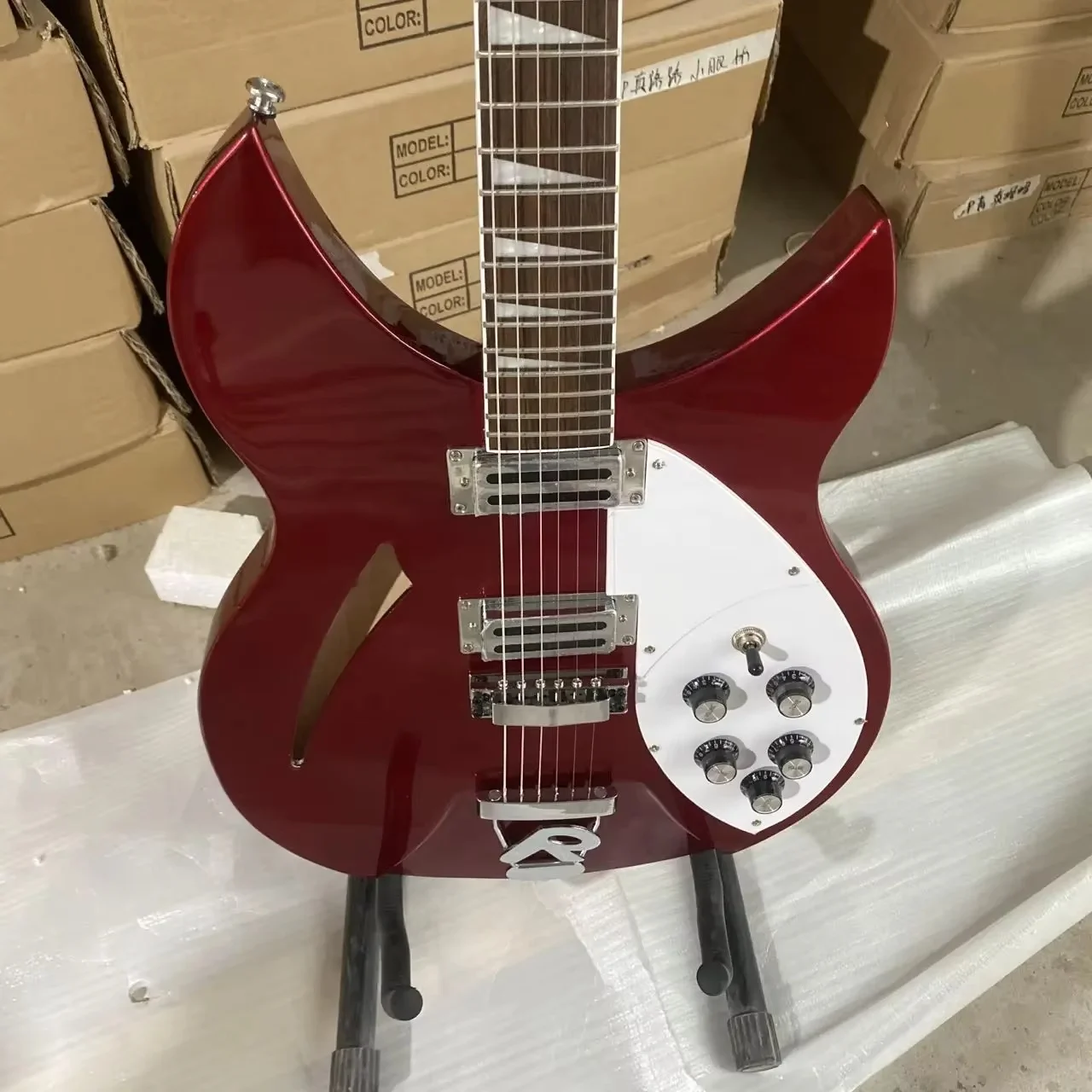 High Sound Quality 330 Red White Electric Guitar Rosewood Fingerboard Mahogany Body 24 Tone Position Free Transportation