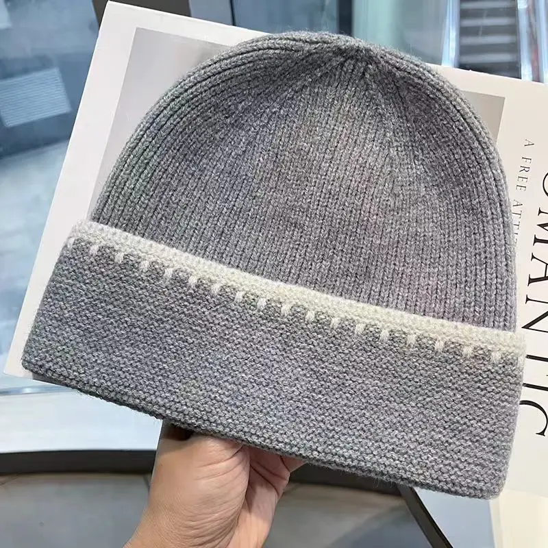 Minimal farbblockierende gestreifte Strickmützen für Damen, vielseitig einsetzbar im Herbst und Winter, modische und trendige warme Mützen – Detail 6