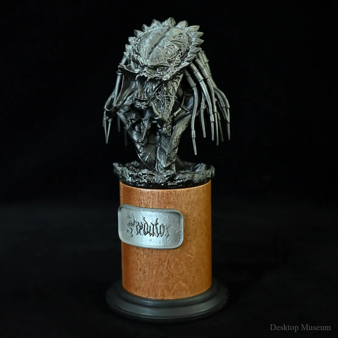 Space Creature Hunter Bust 160mm Hand-Painted Resin Statue Sci-Fi Desk Decor Figure