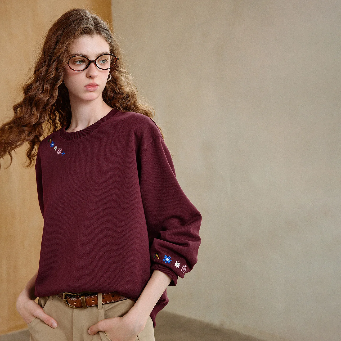 TOYOUTH Women's Mini Floral Embroidered Crew Neck Sweatshirt 2026 Fall New Arrival Relaxed Fit Slouchy Pullover Long Sleeve Top