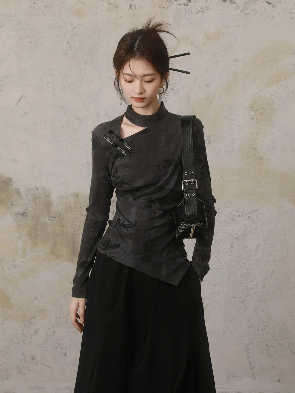 

New Chinese Sle Autumn Long Sve Women's T-irt Hollow Design Ink ey Slim Fit round Collar Top Ingko round Missing