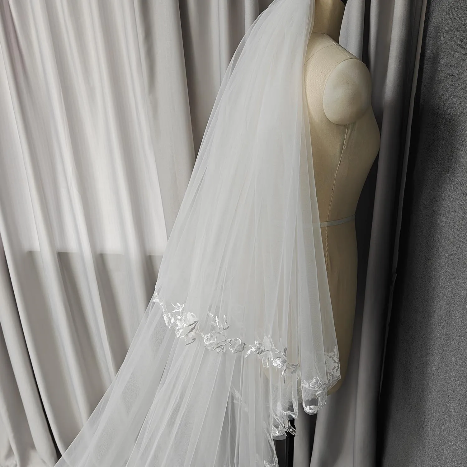 ผ้าคลุมเจ้าสาวแบบสั่งทำพิเศษ 2 ชั้น พร้อมชายกระโปรงทรงเมอร์เมด ผ้าคลุมเจ้าสาวแบบยาวทรง Cathedral พร้อมหวี ผ้าคลุมเจ้าสาวลูกไม้สีงาช้างพร้อมผ้าคลุมหน้า