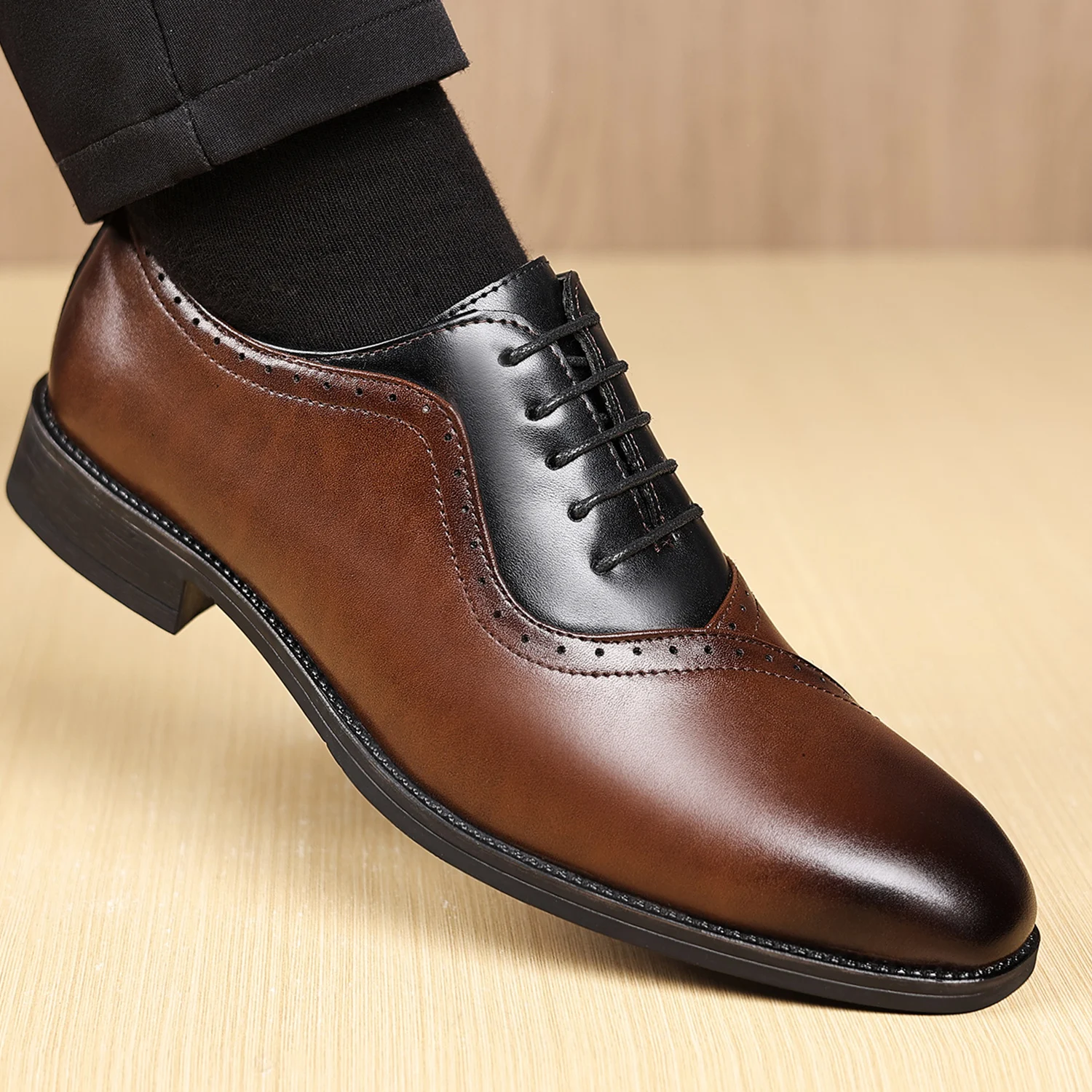 

Классические мужские туфли-оксфорды броги из искусственной кожи, черные и коричневые, на шнуровке, для свадьбы, вечеринки, деловых встреч и официальных мероприятий.