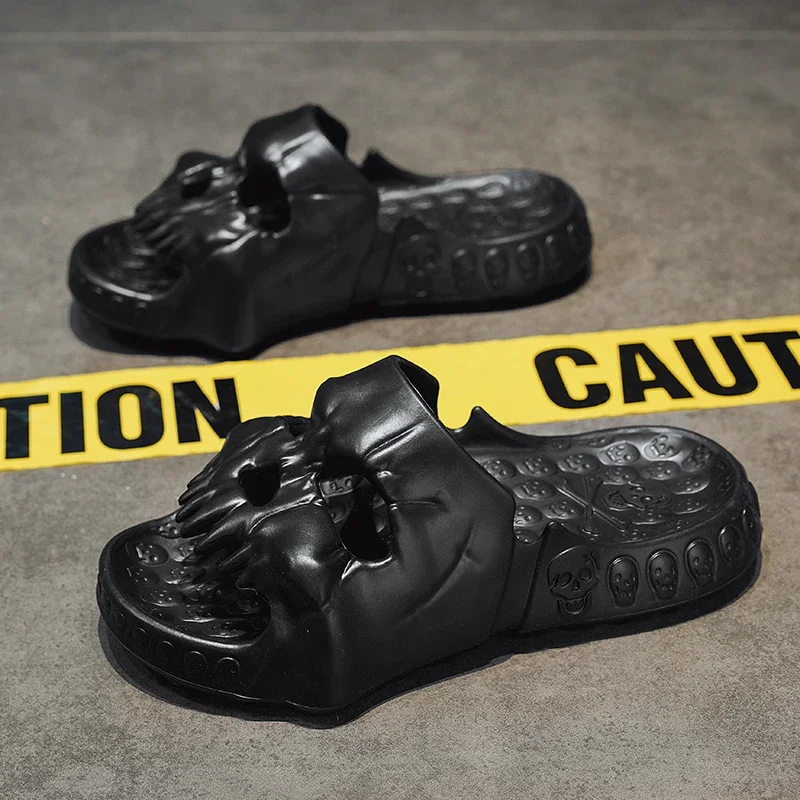 Nuevas zapatillas de plataforma con cabeza de calavera para hombre, calzado de ocio para jardín, sandalias de verano 2025, sandalias de suela gruesa para hombre, chanclas novedosas para playa al aire libre