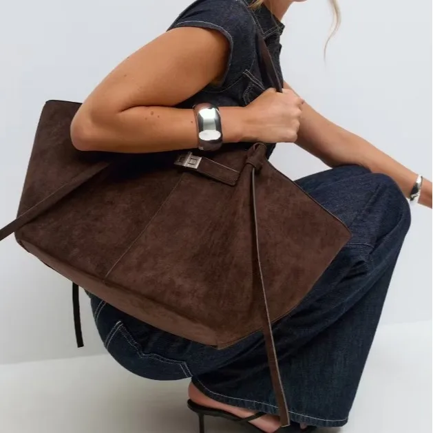 2025 موضة بولي Leather جلد سعة كبيرة تخفيف حقيبة ترابيز حقائب كتف مصمم قفل معدني حقائب اليد عالية الجودة حقيبة كبيرة