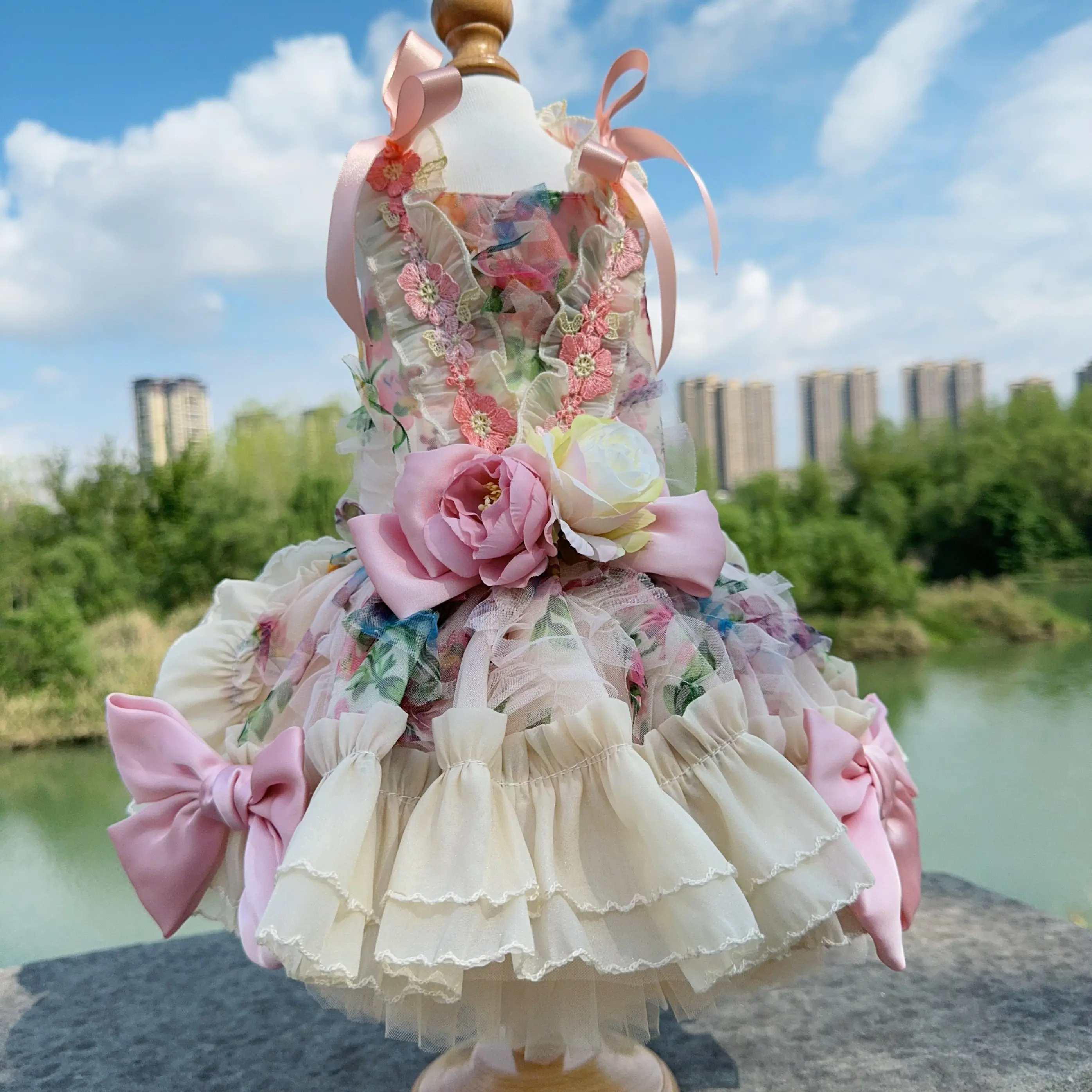 

Роскошное платье для собак цвета шампань с розами, высококачественная одежда ручной работы для маленьких и средних собак, праздничное платье для пуделей.