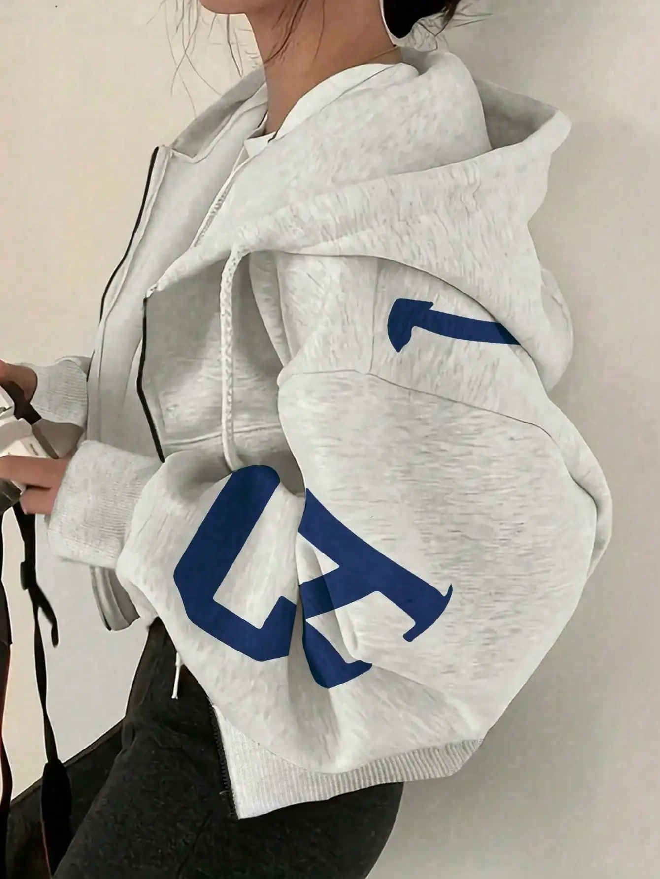 

Женская толстовка оверсайз на молнии с синим буквенным принтом, свободный крой, спущенные плечи, рукав три четверти для осени/зимы