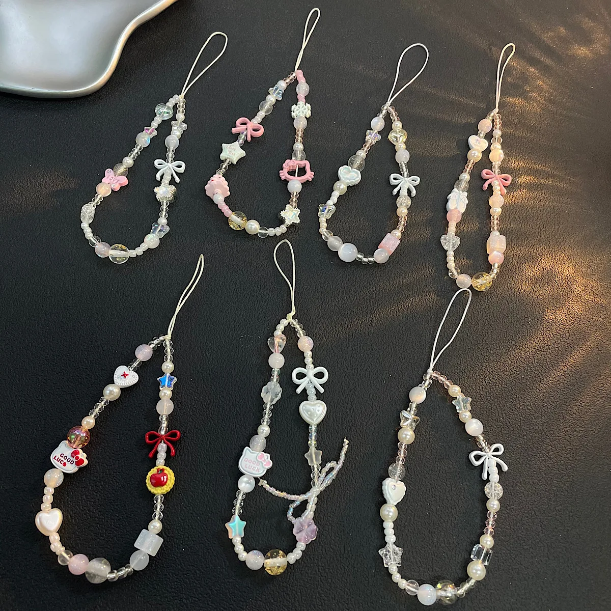 

Милая подвеска-цепочка в форме сердца для телефона, универсальный ремешок в корейском стиле с персонализированными мультяшными бусинами для iPhone 17, 16, 15