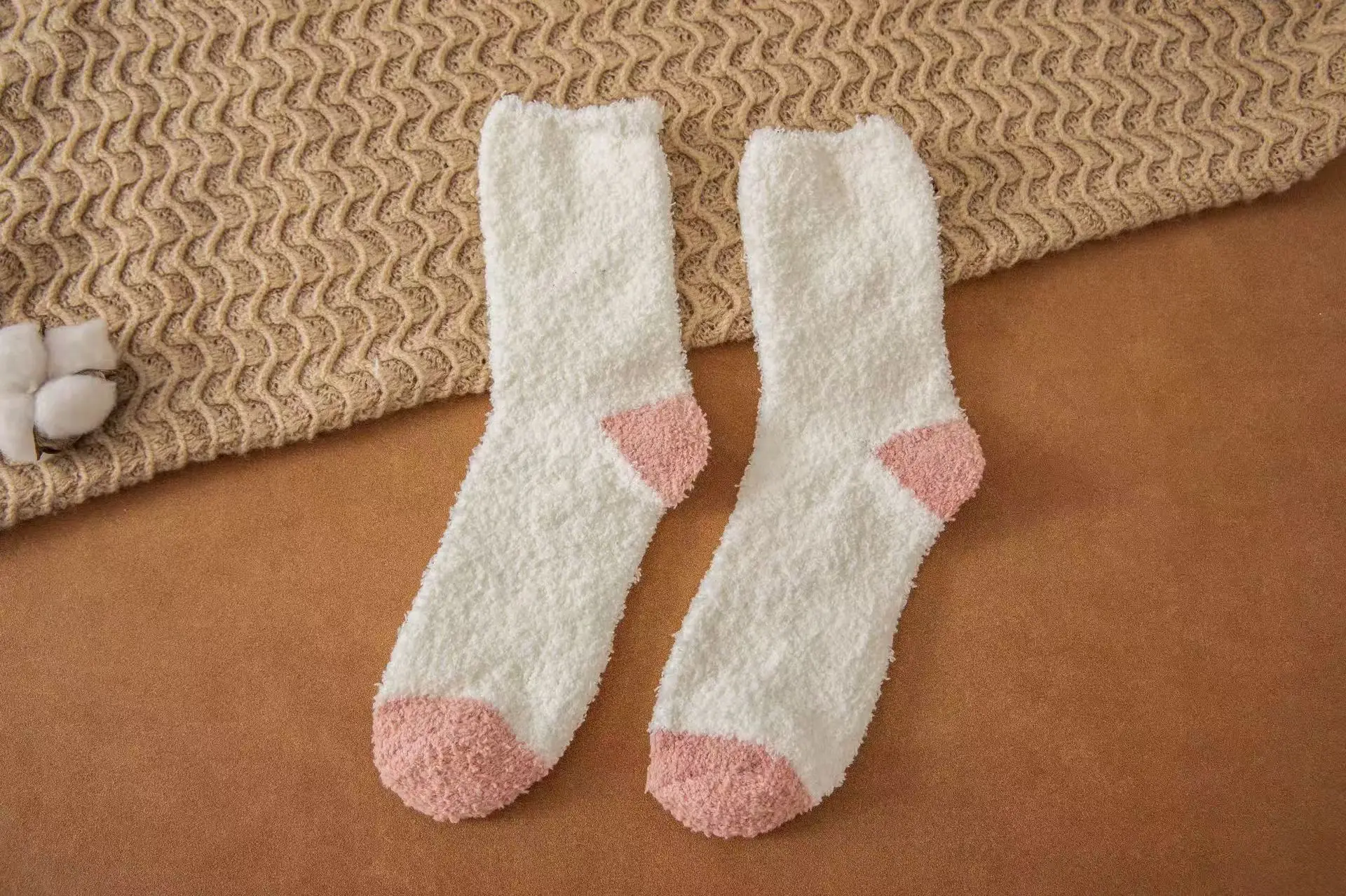 Calzini da notte per la casa ispessiti caldi a pois a righe a metà polpaccio da ragazza