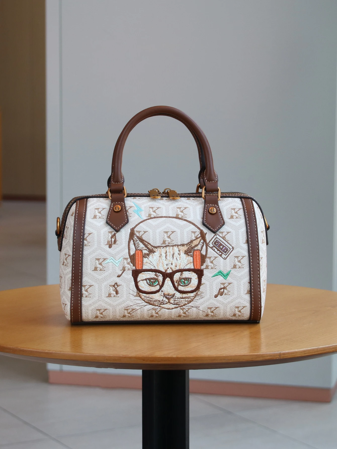 

Fall 2025 New Fashion Retro Print Contrast Boston Handbag Joker Heavy Industry Embroidery Cute Cat Pattern Light Commuting Large