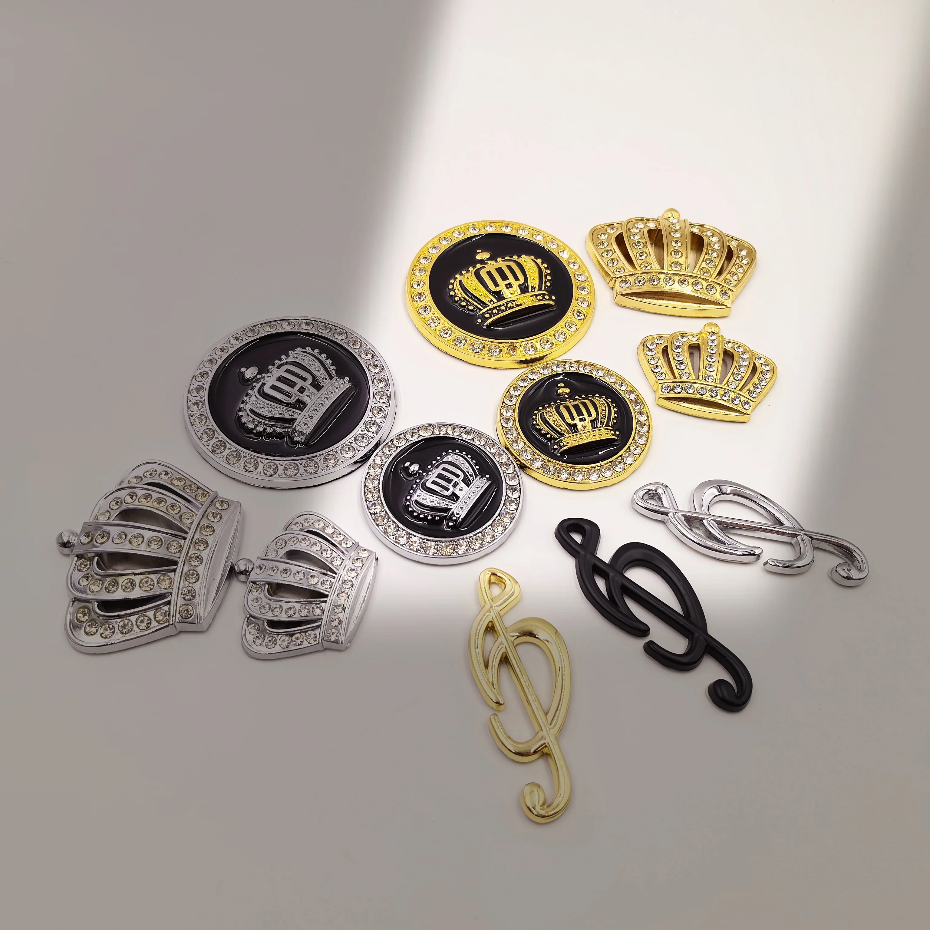Autocollant 3D en métal pour carrosserie de voiture, motif couronne de cristal, diamant, emblème, symbole note de musique, pour capot, aile, coffre arrière