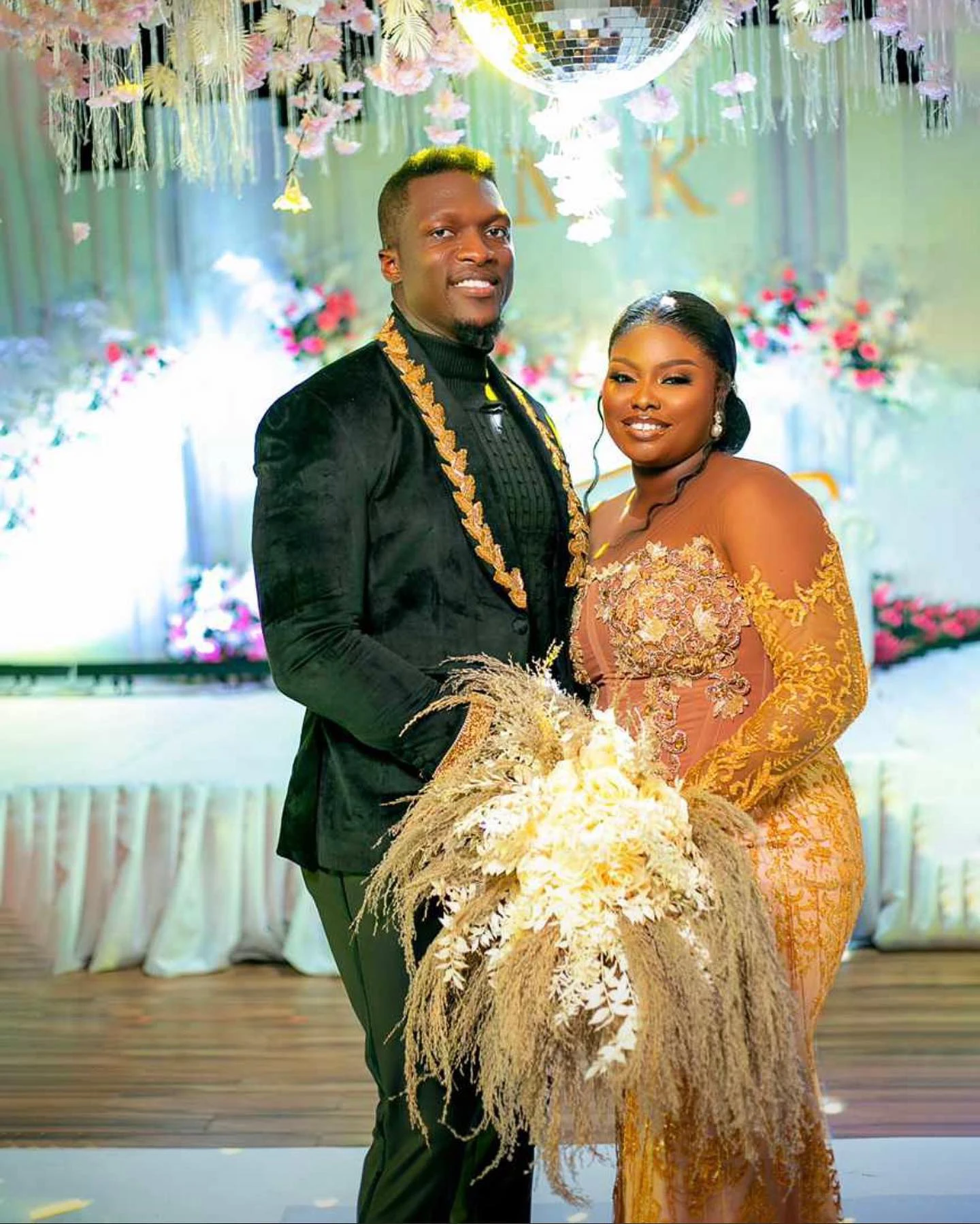 골든 Appliqued 남자 결혼식 정장 2 조각 플러스 사이즈 신랑 정장 공식 파티 파티 쇼 바지 턱시도