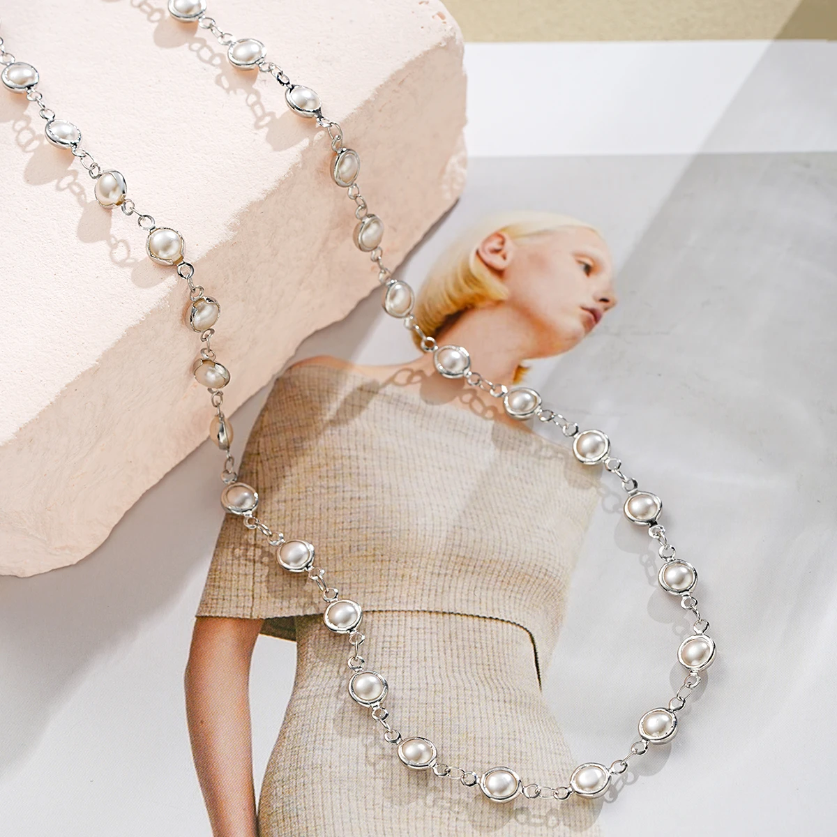 Collar de cadena larga de perlas de imitación para mujer, collares Vintage elegantes de Color blanco plateado en forma de Y, joyería para vestido de verano a la moda