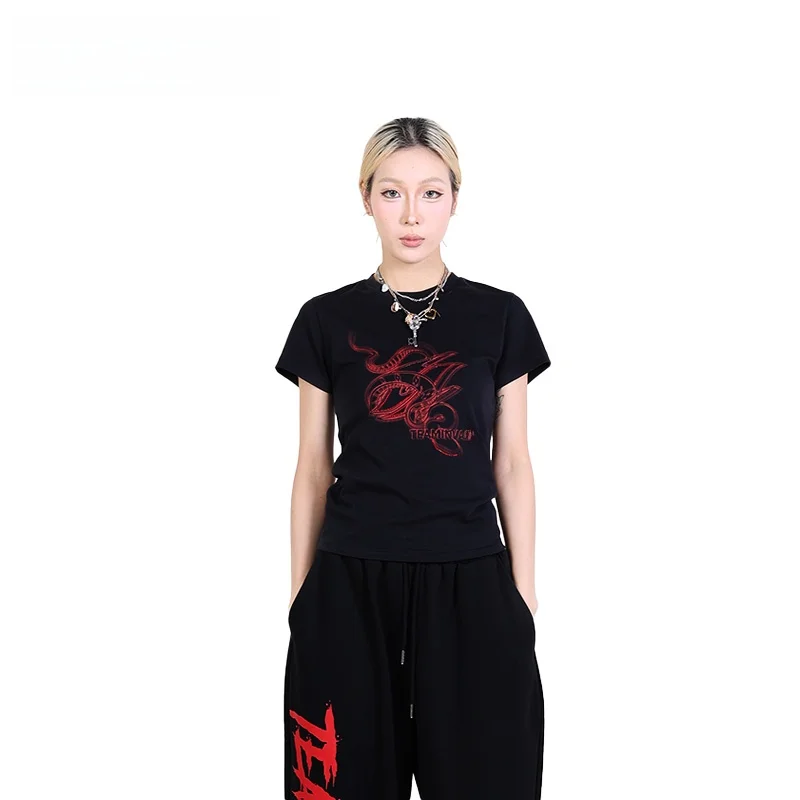 

Женская футболка Slim Fit American Sport с блестящим принтом и логотипом змеи, повседневная, из смесового хлопка, длиной до плеч