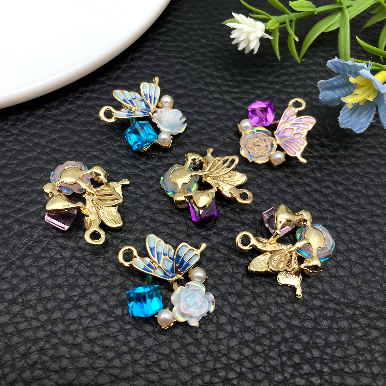 2/6 pcs Small Luxe Style Pearl Butterfly Alloy Diamond-Inlaid Pendants for DIY Sweet Necklaces, Bracelets, Earrings Charms. view 5