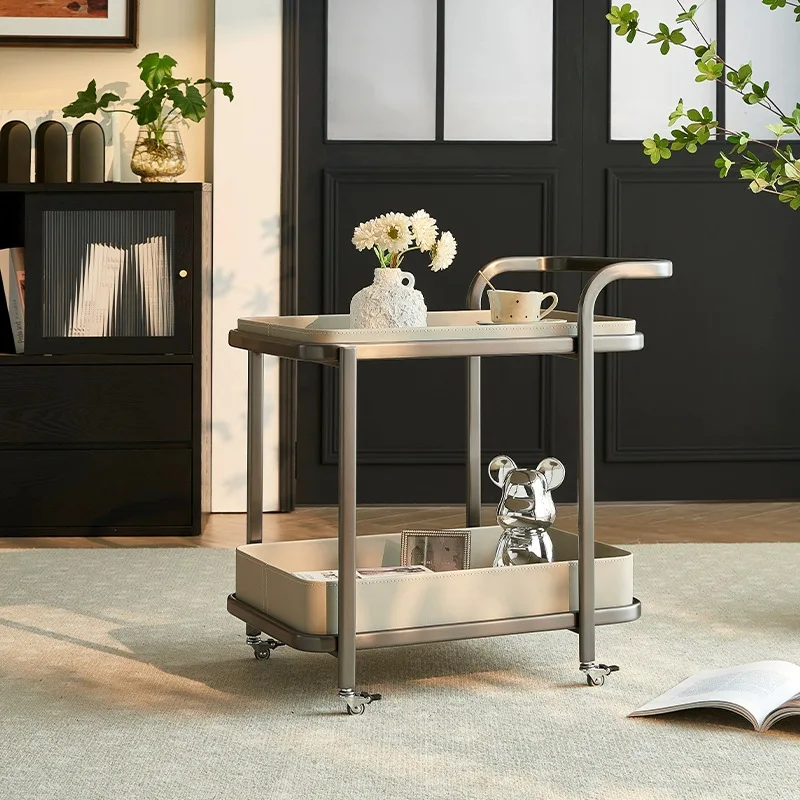 سرج فاخر خفيف من الجلد أريكة متنقلة بجانب عدد قليل من عربات وطاولة القهوة وغرفة المعيشة وزاوية المنزل وعدد قليل من طاولات بجانب السرير مع رف عجلة #5