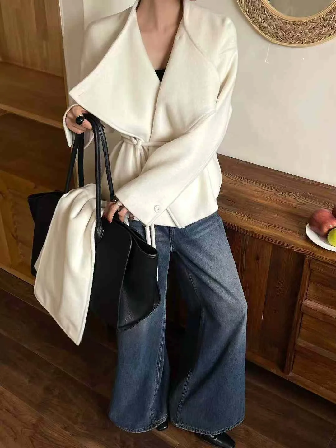 เสื้อแจ็คเก็ตขนสั้นผู้หญิง BJTZ รุ่นปี 2025 พร้อมผ้าคลุมคอและเข็มขัดรัดเอว ให้ความอบอุ่นสำหรับฤดูใบไม้ร่วงและฤดูหนาว ดีไซน์ทันสมัย สีพื้น เรียบง่าย ใส่ได้หลากหลายโอกาส