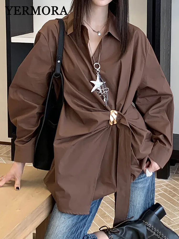 

YERMORA коричневая нерегулярная плиссированная повседневная блузка с пряжкой для женщин, свободная новая рубашка с лацканами и длинными рукавами, модная весна-осень 2025