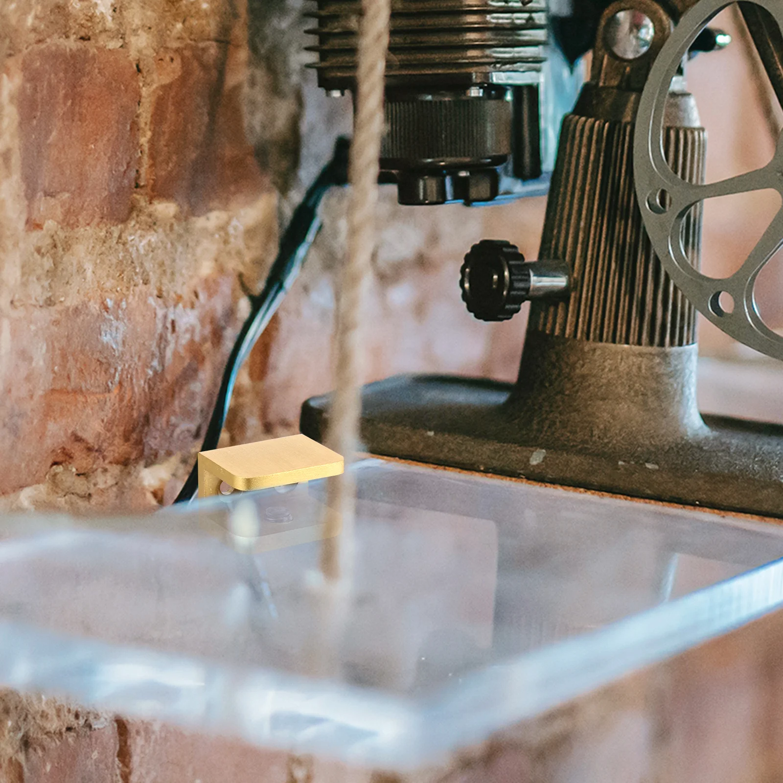 

2Pcs Glass Bracket Electroplating Surface Smooth No Burrs Staircase Handrail Clamps Glass Shelf Bracket Shelf Clip