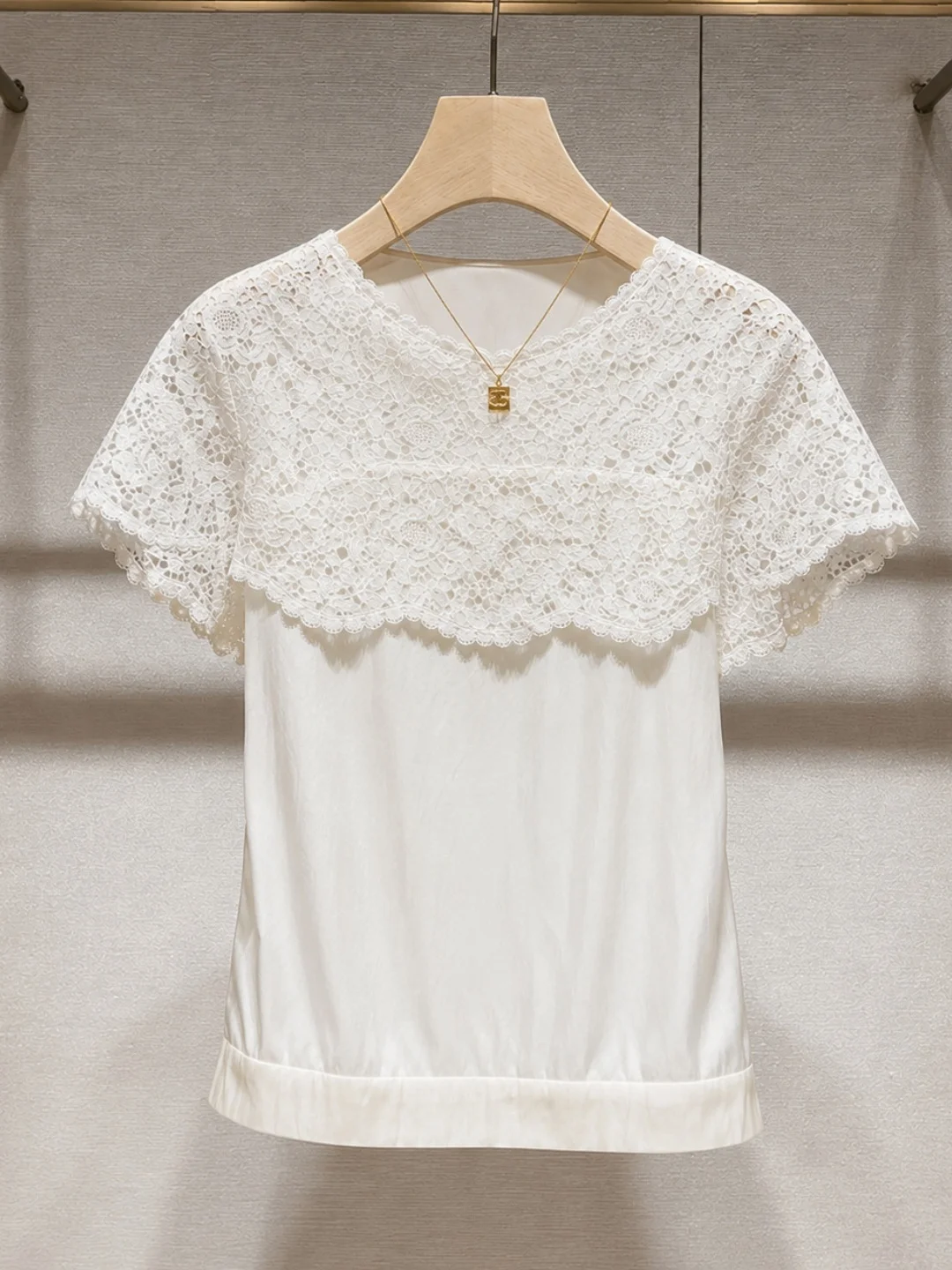

Elegant Unique Lace Splice Short Sleeve T-Shirt Shoulder Wrap Gentle Minimalist Fashion Versatile Top for Summer 2026