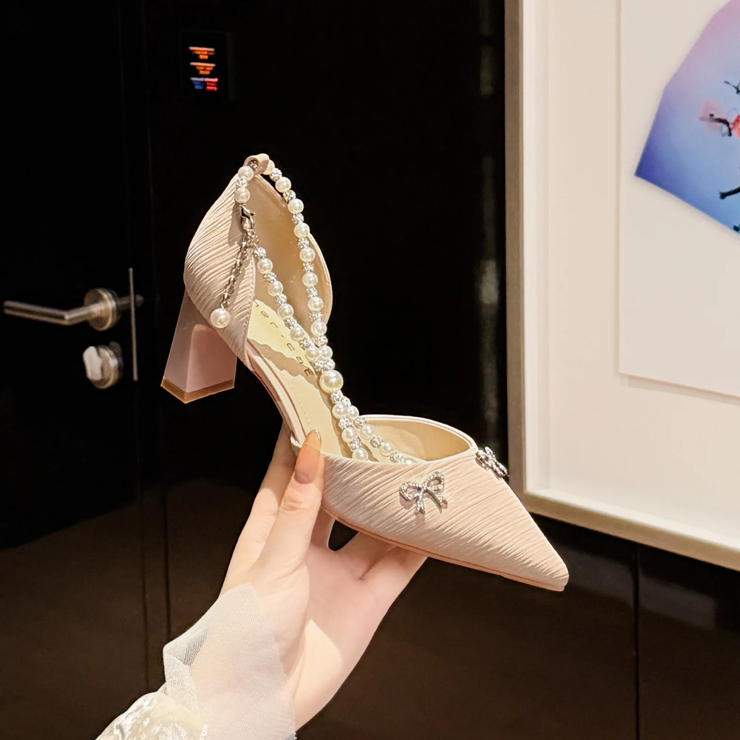 

Женские туфли Bloomsteps на массивном каблуке, новинка 2026 года, во французском стиле, с жемчужным бантом, заостренным носком и вырезами, на ремешках