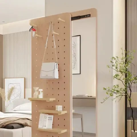 닫을 수 있는 전신거울을 갖춘 가정용 투명 화장거울입니다. 입구에 있는 슬라이딩 거울