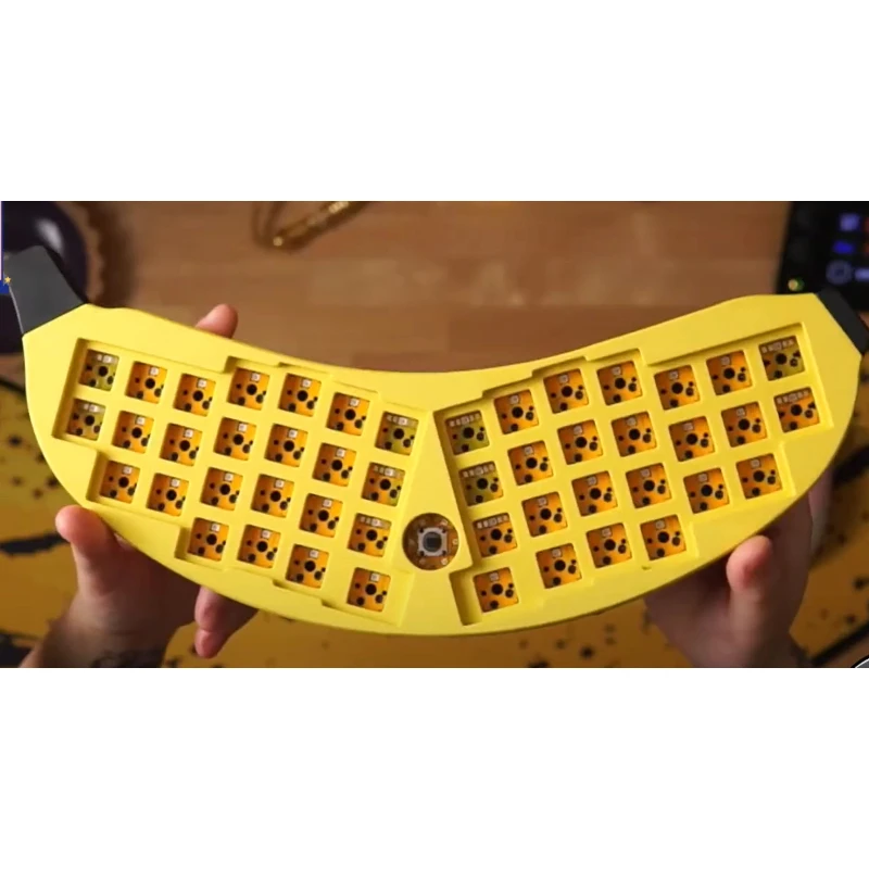 لوحة مفاتيح ميكانيكية مريحة للألعاب على شكل موز كبير مع 48 مفتاحًا RGB قابل للتبديل السريع تدعم مفتاح عبر الجسم المحوري الذي يمكنك صنعه بنفسك