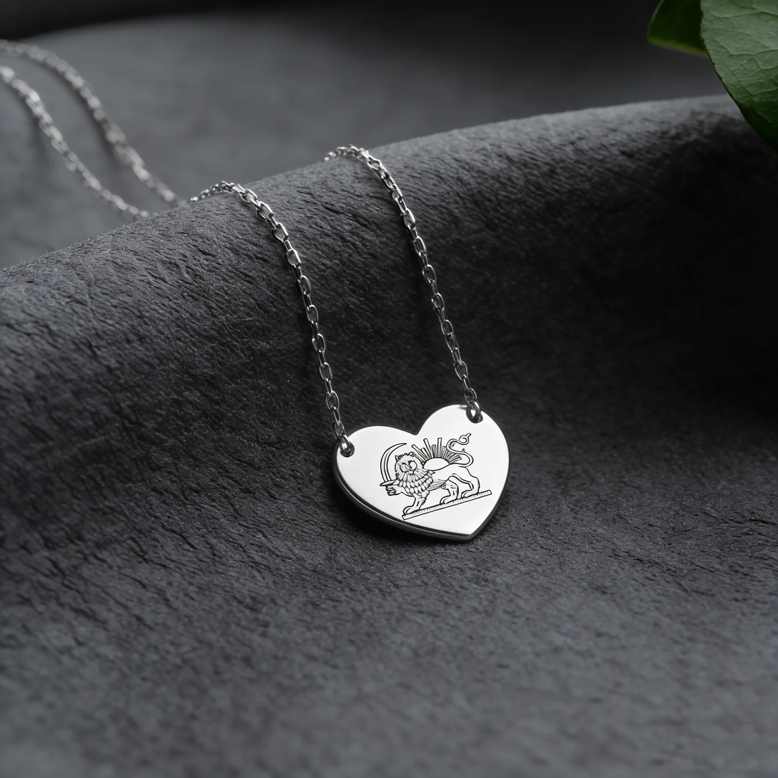 CoolTime Vintage Iranische Halskette mit historischem Löwen- und Sonnenherz-Anhänger für Damen und Herren, klassisches Iran-Symbol, Persien-Schmuck, Geschenk – Detail 2
