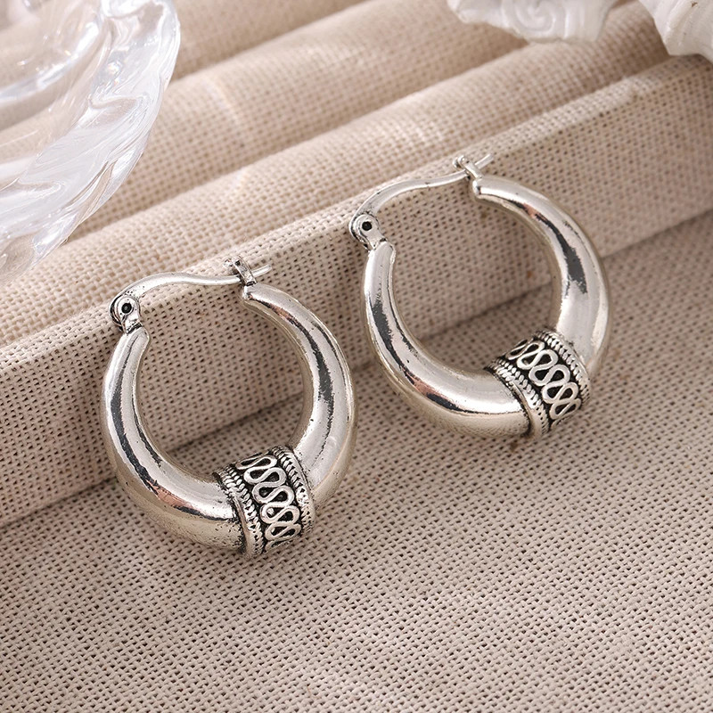 Vintage Handgeschnitzte Muster-Creolen Damen-Ohrringe Ethnische Silberfarbene Metall-Geometrie Täglicher Gebrauch Party-Schmuck – Detail 4