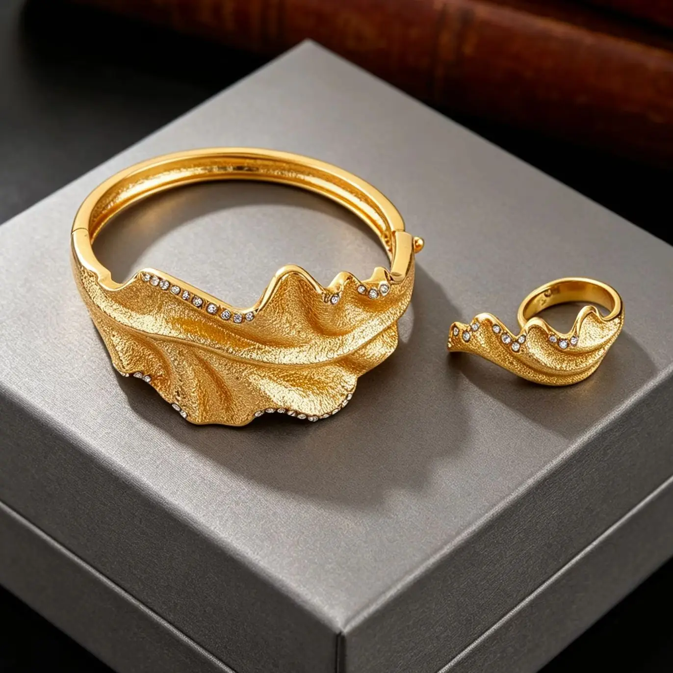 Damen-Armband- und Ring-Set mit grob gravierten Blättern, luxuriöser Schmuck aus Kupferlegierung, modisches Geschenk, geeignet für Geburtstagsfeiern. – Detail 4