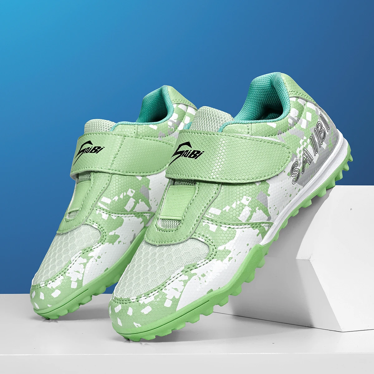 

Professional breathable men's soccer shoes with TF broken nails and durable rubber outsole effectively protect the ankle