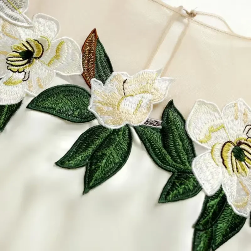 Camicia con maniche a lanterna da donna con giunture a rete con fiori ricamati alla moda Camicia con cappuccio da donna monocromatica elegante primavera e autunno Novità